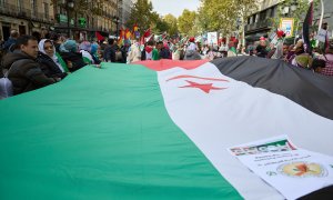 Varias personas sujetan una bandera durante una manifestación en apoyo al Sahara Occidental, desde Atocha a la plaza de Jacinto Benavente, a 11 de noviembre de 2023