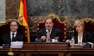 Los magistrados Andrés Martínez Arrieta (c), Andrés Palomo (i) y Ana Ferrer durante la vista pública que el Tribunal Supremo celebra hoy para deliberar los recursos de casación presentados contra la sentencia que confirmó la pena de nueve años de prisión