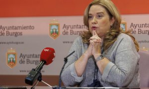 Imagen de la alcaldesa de Burgos, Cristina Ayala (PP) anunciando la rectificación de la medida propuesta por Vox y aceptada por el PP