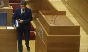 El presidente de la Generalitat Valenciana, Carlos Mazón, durante una sesión plenaria, en Les Corts Valencianes.