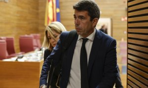 El president de la Generalitat, Carlos Mazón, tras un receso del pleno de este viernes en les Corts