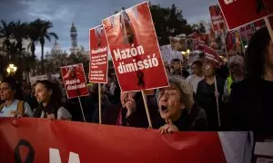 Una mujer un cartel durante una manifestación que recorre las calles de València para exigir la dimisión del presidente de la Generalitat Valenciana, a 9 de noviembre de 2024.