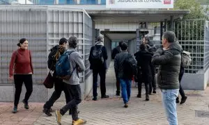 La coordinadora de la plataforma 25-S, Elena Martín, acompañada de los activistas acusados, llegan al Juzgado de lo Penal número 20, a 18 de noviembre de 2024, en Madrid (España). El primer 'Rodea el Congreso' que se convocó en Madrid llega a los juzgados