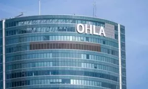 El logo de la constructora OHLA, en lo alto de su sede en la Torre Emperador, en Madrid.