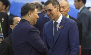 El presidente del gobierno de España, Pedro Sánchez, saluda su homólogo de China, Xi Jinping, durante la apertura de la Cumbre de jefes de Estado del G20, en Río de Janeiro, (Brasil).