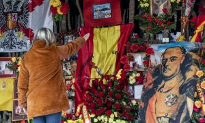 Una mujer realiza el saludo fascista ante el panteón de la familia Franco, en el cementerio de Mingorrubio, en 2021