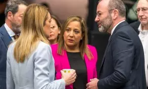 La presidenta del Parlamento Europeo, Roberta Metsola, habla con la presidenta de los Socialistas y Demócratas en la Eurocámara (S&D), Iratxe García Pérez y el presidente del Partido Popular Europeo, Manfred Weber, en el Parlamento Europeo en diciembre de