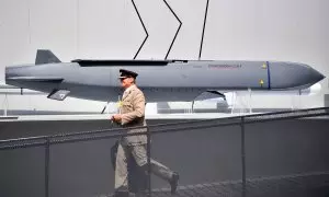 Un miembro del Ejército británico pasa junto a un misil Storm Shadow en el Salón Aeronáutico de Farnborough, al suroeste de Londres, el 17 de julio de 2018.