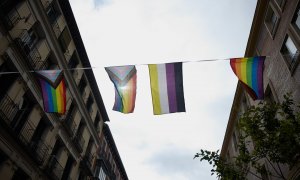 Banderas LGBTI en el barrio de Chueca (Madrid) el pasado mes de junio.