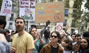 Varias personas durante una manifestación para denunciar el precio de los alquileres, en Madrid.