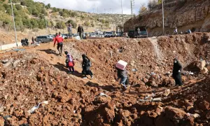 Personas que huyen de los bombardeos israelíes en Líbano cruzan un cráter, causado por un ataque israelí, en el área de Masnaa, en el lado libanés del cruce fronterizo con Siria, el 20 de noviembre de 2024