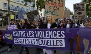 Mujeres sostienen una pancarta con el mensaje 'Contra la violencia sexista y sexual', durante la manifestación por el Día Mundial contra la Violencia hacia las Mujeres, en Niza (Francia), el 23 de noviembre de 2024.