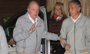 El Rey Juan Carlos (i) se dirige a los medios de comunicación, en el Real Club Náutico de Sanxenxo, a 25 de noviembre de 2023, en Sanxenxo, Pontevedra, Galicia (España). El Rey Juan Carlos llegó el pasado lunes 20 de noviembre a Sanxenxo (Pontevedra) para