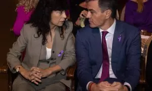 La ministra de Igualdad, Ana Redondo y el presidente del Gobierno, Pedro Sánchez, durante un acto con motivo del Día Internacional para la Eliminación de la Violencia contra las Mujeres, en el Teatro Pavón, a 25 de noviembre de 2024, en Madrid