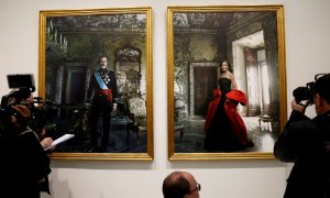 Cámaras de televisión y fotógrafos toman imágenes de los retratos del rey Felipe VI y la reina Letizia realizados por la fotógrafa estadounidense Annie Leibovitz , en el Banco de España.