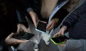 Varias personas usan el teléfono móvil, a 1 de febrero de 2024, en Barcelona, Catalunya (España)