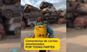 Un instante en el vídeo de Jessica Rojas donde muestra un cementerio de coches embarrados.