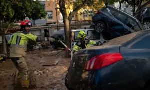 Dos bomberos trabajan en una zona afectada por la DANA, en el País Valencià.