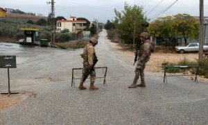 Soldados del ejército libanés controlan un puesto de control en la zona de Marjayoun, al sur del Líbano, a 27 de noviembre de 2024.