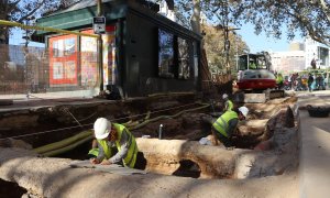 Obrers i arquitectes treballant en les obres de la Rambla de Barcelona