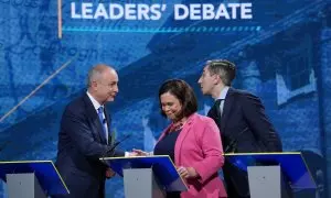 Los líderes de las tres formaciones irlandesas. De izquierda a derecha: Micheal Martin, de centro-derecha; Mary Lou McDonald, del Sin Féin; y Simon Harris, de centro-izquierda.