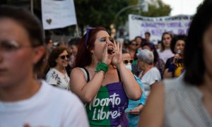 Una mujer protesta en la manifestación por el Día de Acción Global por la despenalización del aborto