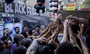 Algunas personas intentan conseguir un billete de descuento durante el Black Friday, a 28 de noviembre de 2024.