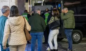 Vecinos y familiares de las dos víctimas mortales de un incendio en Jaén se consuelan en el momento en que trasladan los cuerpos, a 1 de diciembre de 2024.