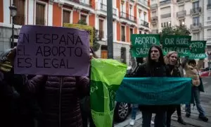 Varias mujeres con carteles protestan junto al Senado, a 2 de diciembre de 2024, en Madrid.