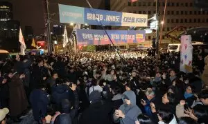 Los manifestantes se reúnen frente a la Asamblea Nacional en Seúl, (Corea del Sur).