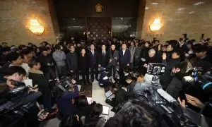 El líder del Partido Demócrata, Park Chan-dae, comparece ante los medios en la Asamblea Nacional en Seúl, en la madrugada del 4 de diciembre de 2024.