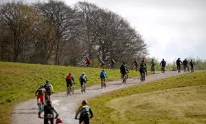 Un grupo de corredores se dirige a la línea de salida en la carrera de enduro en bicicleta de Pedalhounds, cerca de Winchester, a 25 de abril de 2021.