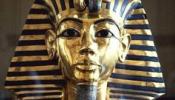 Reparan con pegamento la máscara del faraón Tutankamón