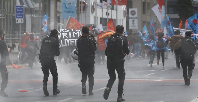 La Policía turca lanza gas lacrimógeno contra la manifestación del 1 de mayo en Estambul
