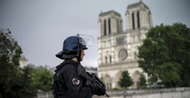 La Policía dispara a un hombre que atacó con un martillo a un agente en París