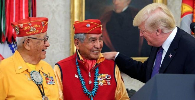 Trump llama Pocahontas a una senadora demócrata en una reunión con indios navajos