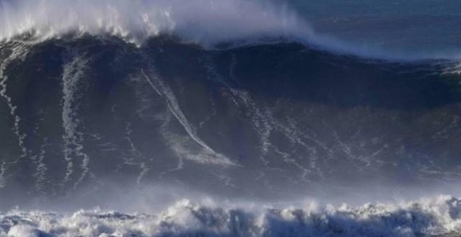 Un surfista cabalga la mayor ola de la historia