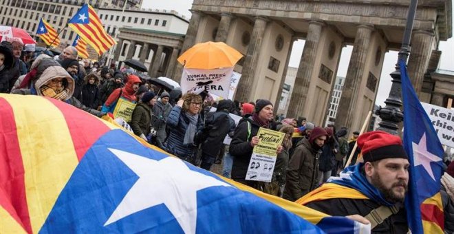 Unas 200 personas protestan en Berlín al grito de "Freiheit Puigdemont"