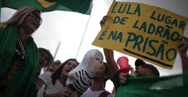 Lula no se entrega a la Policía brasileña para cumplir doce años de cárcel por corrupción