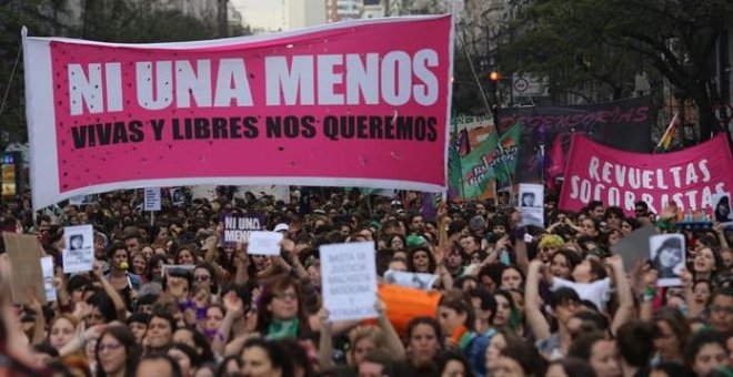 Miles de personas se manifiestan en Argentina para reivindicar justicia contra los feminicidios: "A Lucía la siguen violando los jueces"