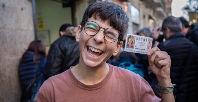Un niño de 15 años, premiado con el Gordo de la lotería del Niño
