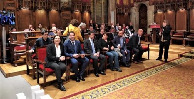 Unos 400 alcaldes catalanes piden un juicio "imparcial" y la libertad de los presos
