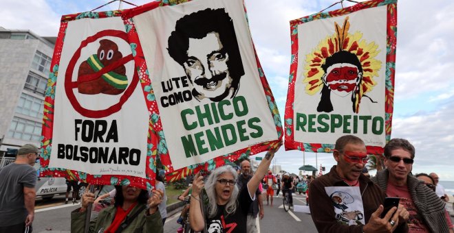Bolsonaro recorta los fondos contra el fuego mientras arde 'un campo y medio de fútbol' cada minuto en la Amazonia