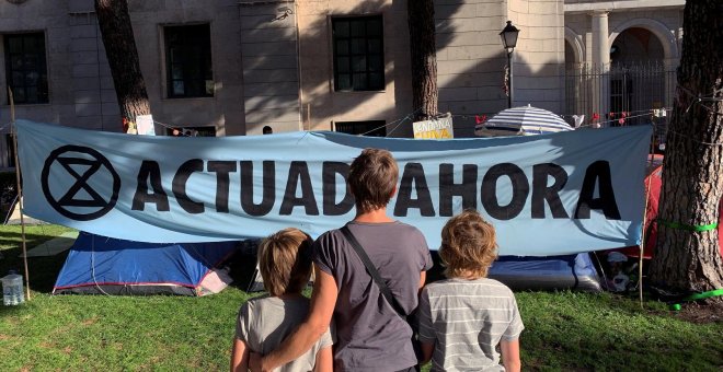 Varios activistas del clima se encadenan en el Retiro tras levantar la acampada frente al Ministerio para la Transición Ecológica