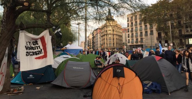 "El futur l’haurem de lluitar nosaltres", les diverses raons dels joves acampats a la plaça Universitat