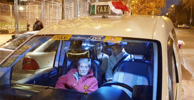 Los taxistas madrileños llevan gratis a los ancianos a ver las luces navideñas