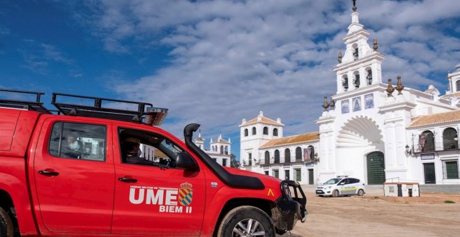 El Ejército se despliega en El Rocío ante la incapacidad de controlar las concentraciones de personas