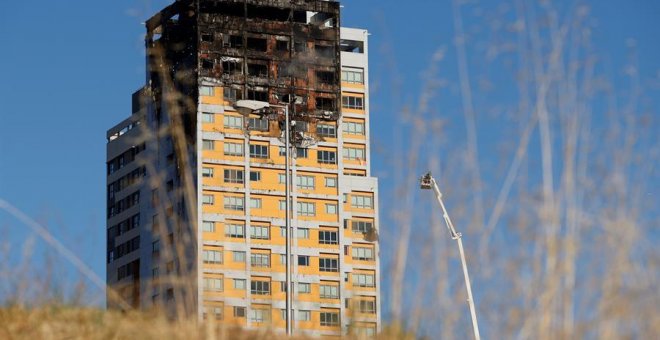 Extinguido un gran incendio que ha devorado los pisos superiores de un edificio de Madrid