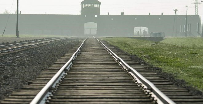 Partidos y asociaciones nazis con registro legal en España aplauden a los negacionistas del Holocausto