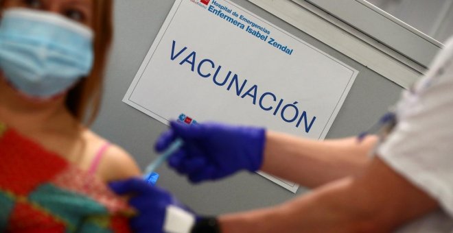 El reto de AstraZeneca: reiniciar la vacunación masiva con un fármaco del que desconfían el 52% de los españoles
